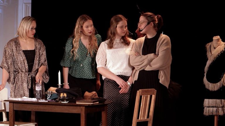 Der Theater-Projektkurs der Gesamtschule Schermbeck führte erfolgreich ‚Das kunstseidene Mädchen‘ auf