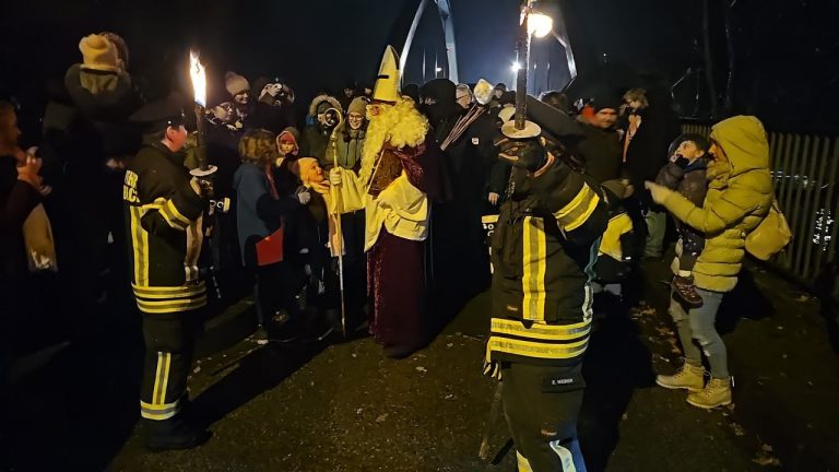 Gahlener Nikolausumzug lockte trotz Regen viele Menschen an